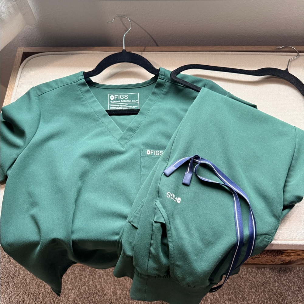FIGS British Racing Green Scrub Set